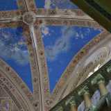 ...mentre la percorriamo i nostri occhi navigano verso l�alto, attratti dall�azzurro dell�affresco presente sulla cupola dove sullo sfondo ceruleo risaltano i segni zodiacali dipinti di bianco